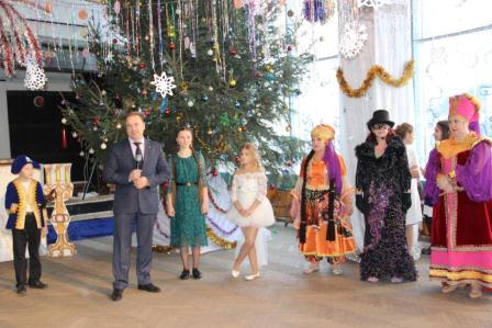 Глава Тбилисского района поздравил детей на елке