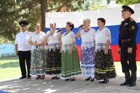 Флешмоб, посвященный Дню флага России, прошел в Тбилисском районе
