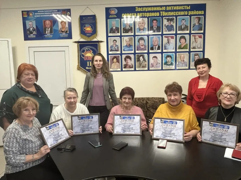 Группа пенсионеров завершила обучение по программе «Смартфон для всех»