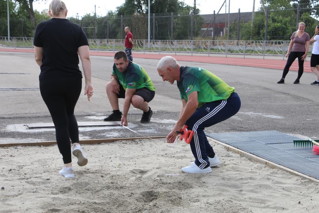 Тренировка по лёгкой атлетике, бегу и прыжкам в длину