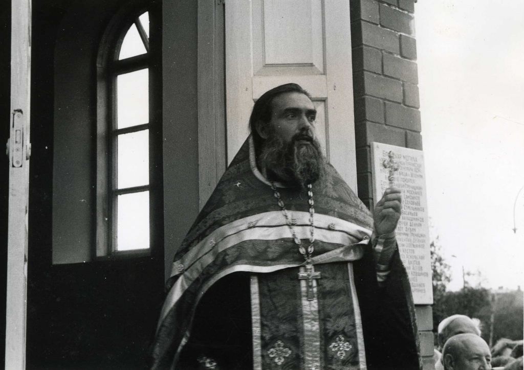 1995 год. Протоиерей Николай Ремизов, настоятель Свято-Покровского храма станицы Тбилисской освящает часовню