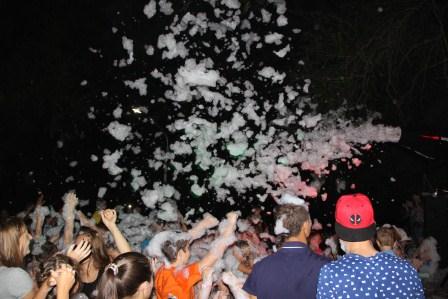 Для тбилисцев устроили веселую пенную дискотеку