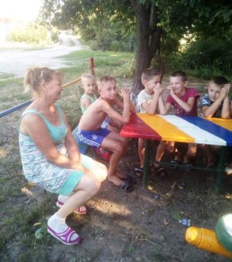 Детская библиотека работает с детьми на детских площадках Детская библиотека работает с детьми на детских площадках