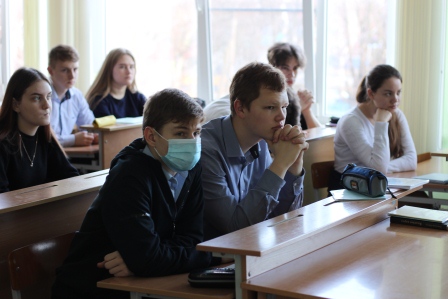 Молодые депутаты провели для старшеклассников классные часы «Крымская весна»