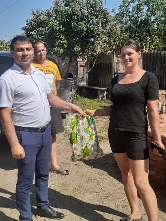 Депутаты Тбилисского района оказали помощь нуждающимся семьям