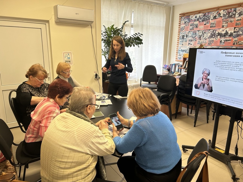 Группа пенсионеров завершила обучение по программе «Смартфон для всех»