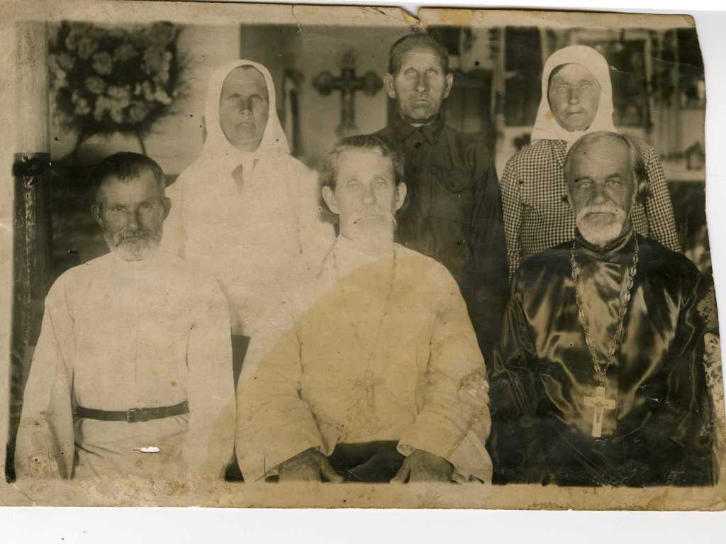Священник и прихожане Свято-Покровского храма станицы Тифлисской. Начало 20 века