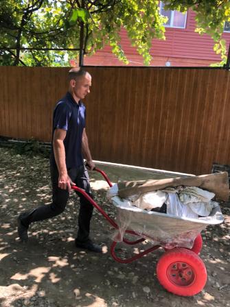 Тбилиссцы продолжают оказывать помощь подтопленцам