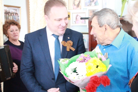 Евгений Ильин вручил медали в честь 75-летия Победы трем труженикам тыла
