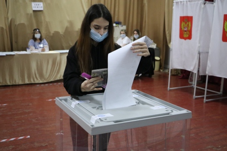Впервые голосующим тбилиссцам вручают яркие флешки-браслеты