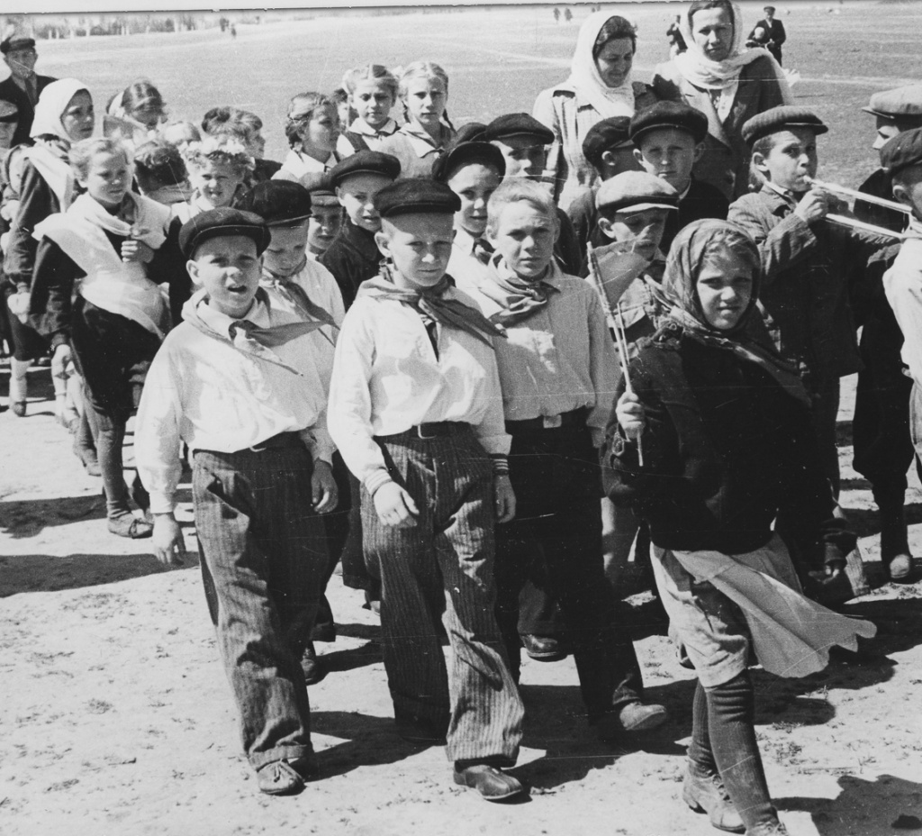 1950-е годы. Школьники на параде