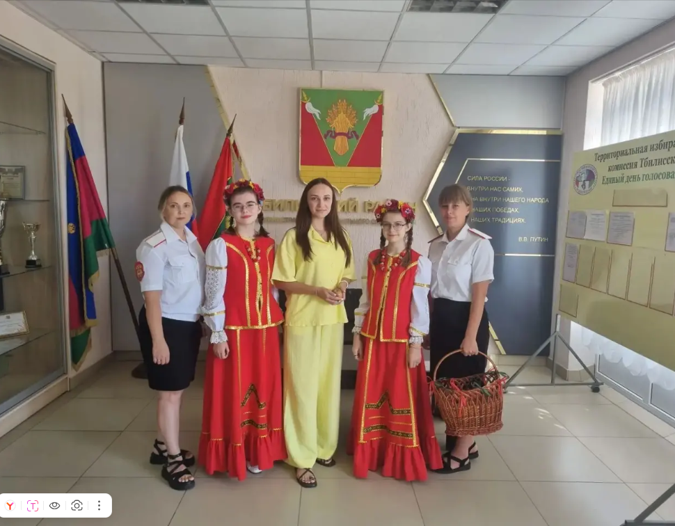 Казачата угостили земляков освященными яблоками Казачата угостили земляков освященными яблоками