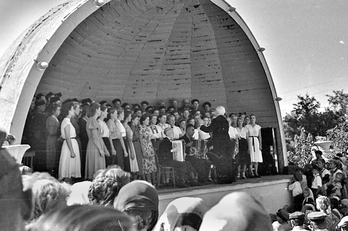 1950-е годы. Концерт на летней площадке районного парка