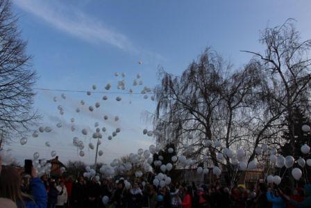 Тбилисцы в память о погибших в Кемерово запустили в небо белые шары Тбилисцы в память о погибших в Кемерово запустили в небо белые шары