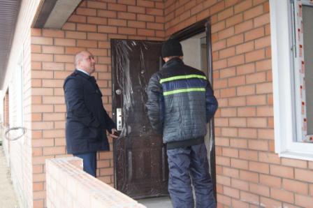 Глава Тбилисского района сегодня посетил строящиеся дома для детей-сирот