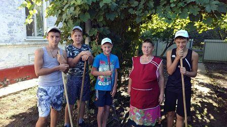 Геймановские волонтеры помогли ветерану труда