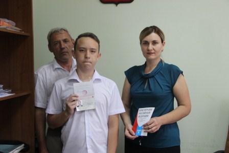 В День флага России 8 тбилисцам вручили паспорта