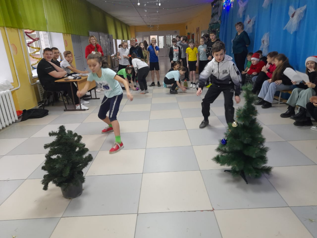 Новогодние мероприятия проходят в школах