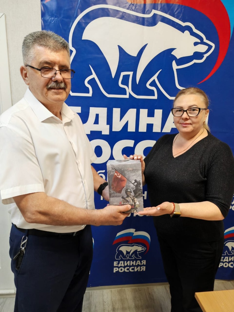 Депутат Совета МО Тбилисский район передал сборники книг Тбилисскому району