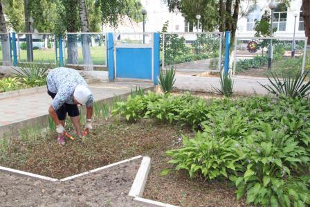 Сотрудниками МАУ «Радуга» проводятся работы по наведению порядка