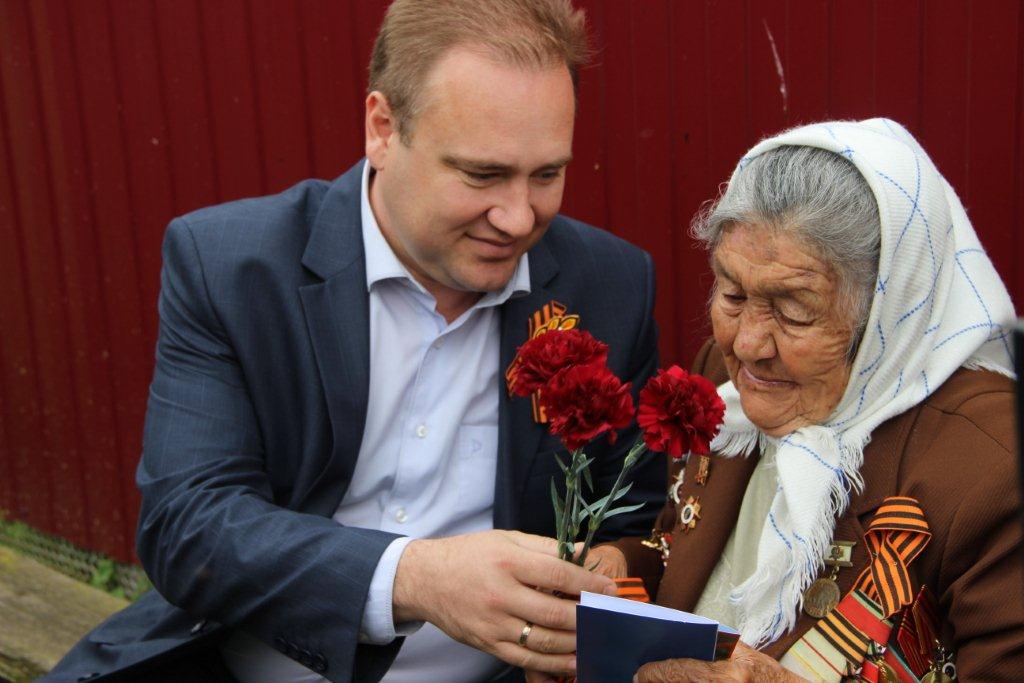 Евгений Ильин и глава Нововладимировского сельского поселения Алексей Стойкин вручили Евдокии Поляковой и Василию Сторожкову цветы, поздравительные открытки и подарки
