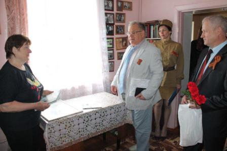 Тбилисскому ветерану вручили портрет и памятную книгу