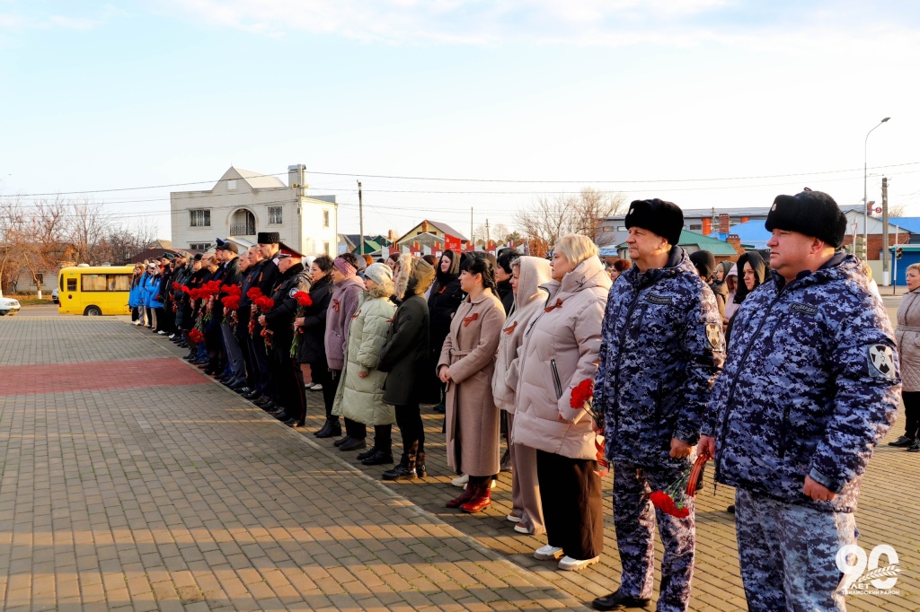 В Тбилисском районе возложили цветы в честь Дня Героев Отечества
