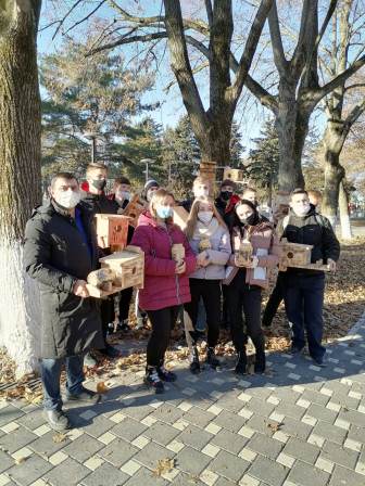 Установили кормушки для белок и птиц