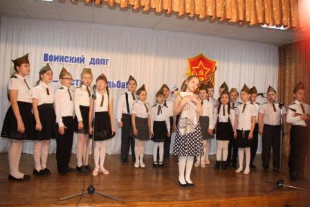 В пятой школе прошел конкурс патриотической песни «На привале»