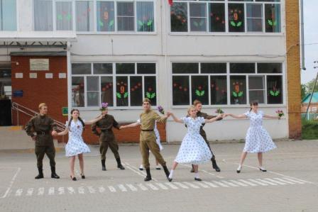 Почти 5 тысяч тбилисских школьников приняли участие в торжественных линейках, посвященных Дню Победы