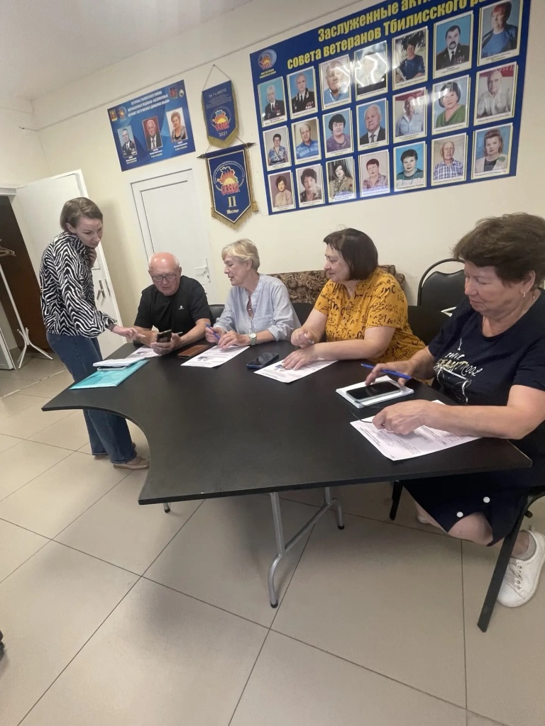 Завершение девятого курса обучения пенсионеров пользованию смартфоном