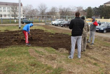Перед районным Домом культуры благоустраивают клумбы