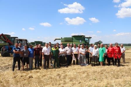 Творческие коллективы района продолжают выступать для хлеборобов