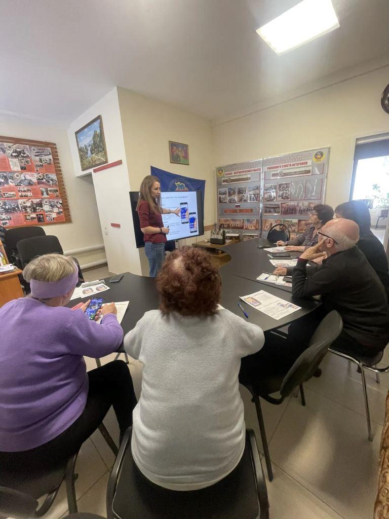 Седьмая группа пенсионеров осваивает смартфон