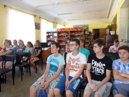 Кинопоказ российского исторического фильма о первом выходе человека в открытый космос 