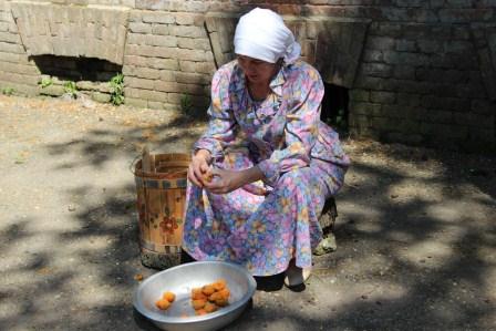 Юных тбилисцев знакомят с легендами старой усадьбы
