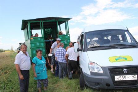В Тбилисском районе артисты поддерживают хлеборобов на полях