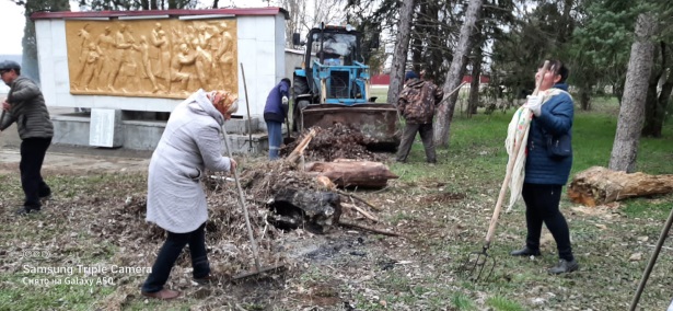 Наведение санитарного порядка на территории мемориального комплекса