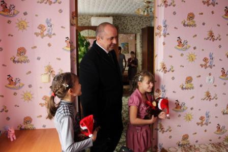 Глава Тбилисского района вручил подарки детям Глава Тбилисского района вручил подарки детям