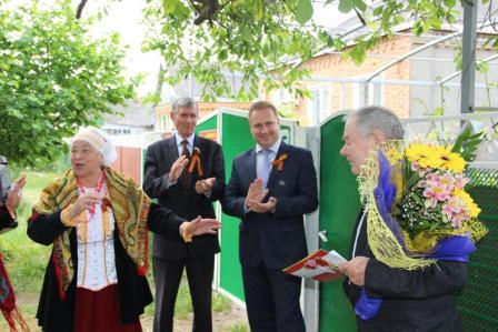 Евгений Ильин поздравил с 90-летием двух жителей Тбилисского района