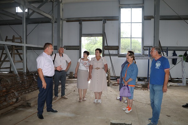 Глава Тбилисского района вместе с членами Общественной палаты посетили строящиеся объекты 