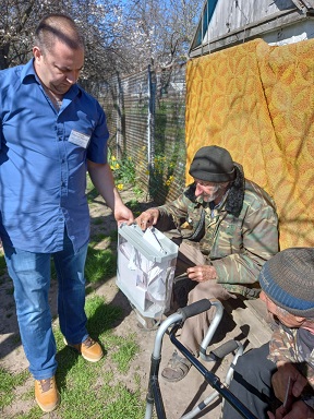 Продолжается голосование на досрочных выборах главы Песчаного сельского поселения