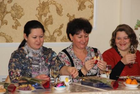 Евгений Ильин поздравил женщин района с наступающим Днем матери