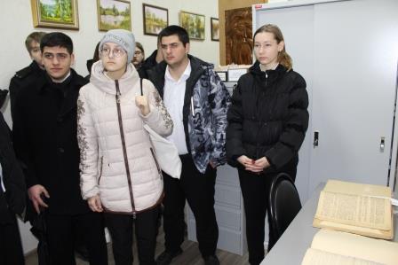 Экскурсия в муниципальный архив была проведена для десятиклассников ванновской школы № 4 