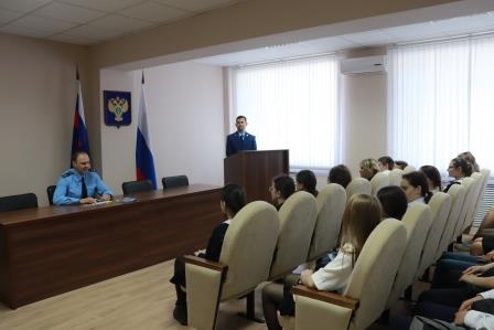 Работники прокуратуры Тбилисского района провели экскурсию в музей прокуратуры и семинар для школьников