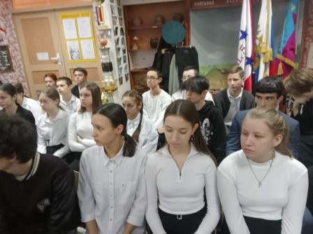 Участники урока мужества в школе № 5