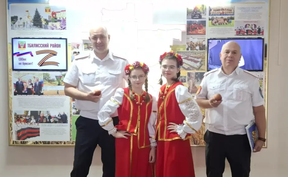 Казачата угостили земляков освященными яблоками Казачата угостили земляков освященными яблоками