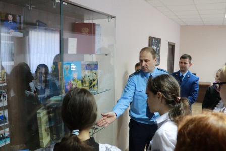 Работники прокуратуры Тбилисского района провели экскурсию в музей прокуратуры и семинар для школьников