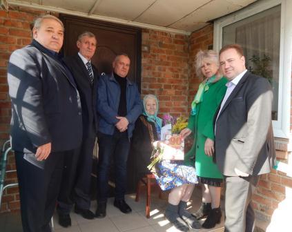 Евгений Ильин поздравил жительницу Тбилисской с 90-летием