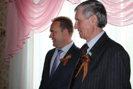 Евгений Ильин поздравил с 90-летием двух жителей Тбилисского района